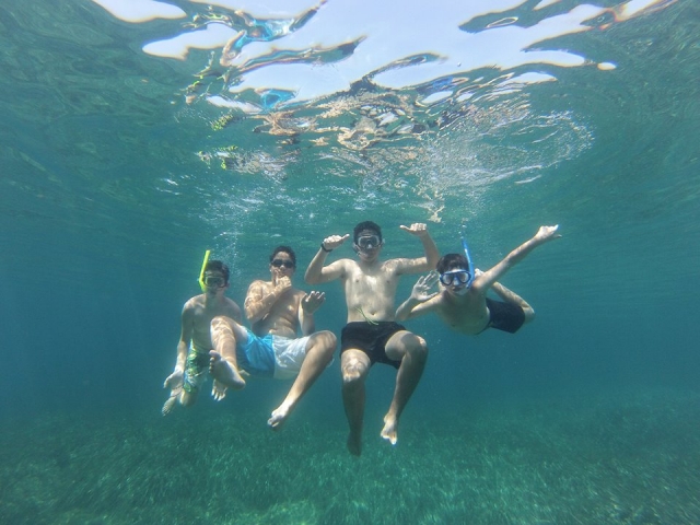 With diving goggles under the sea 